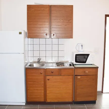 Private ,surrounded By Nature,50m From The Sea דירה פובליאנה
